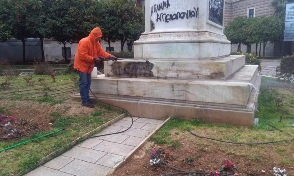 Αθήνα: Βανδάλισαν τον ανδριάντα του Κολοκοτρώνη - Εικόνες